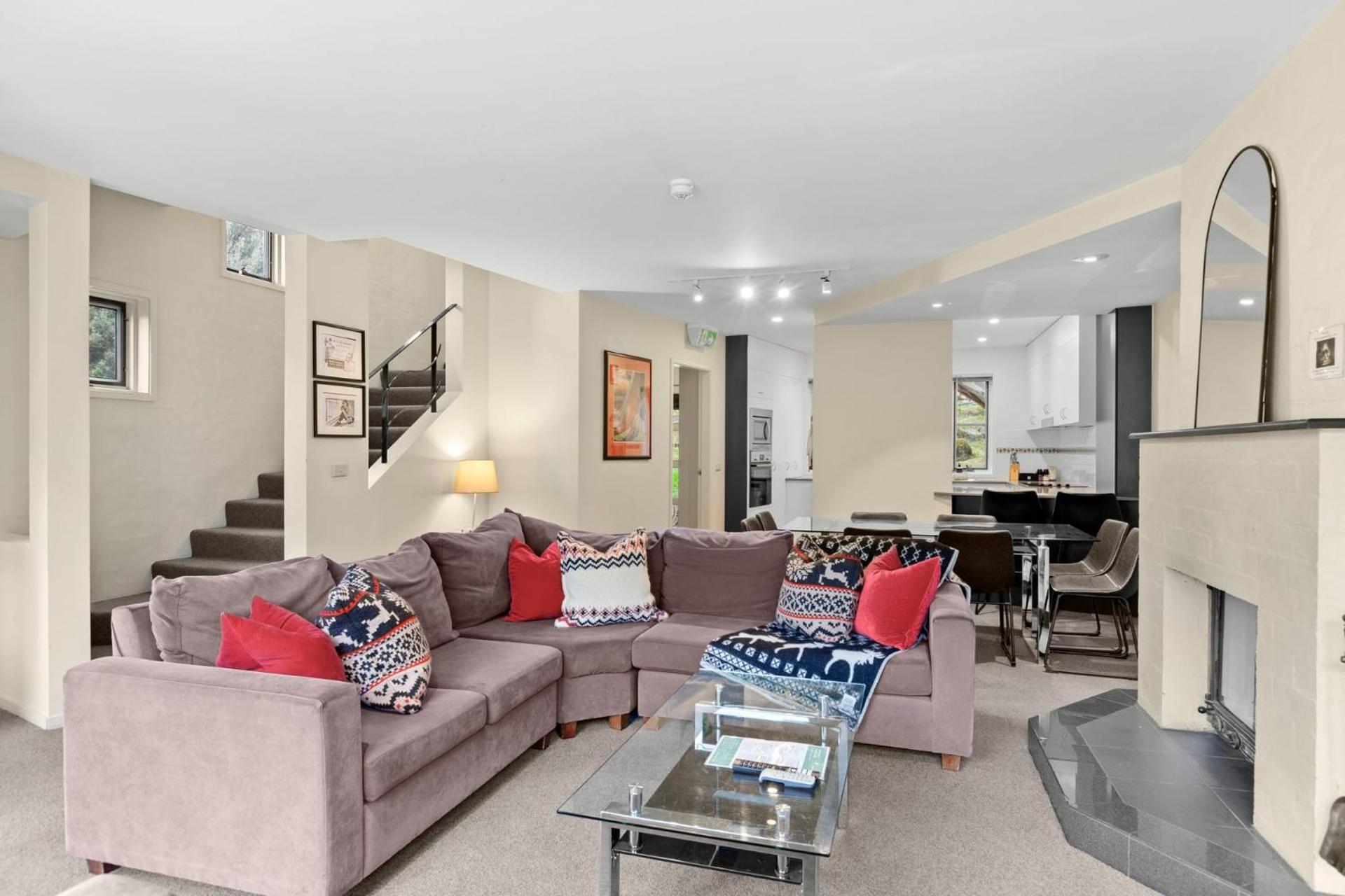 Village Green 2 Bedroom Loft Townhouse With Views Fireplace And Garage Parking Thredbo Exterior foto